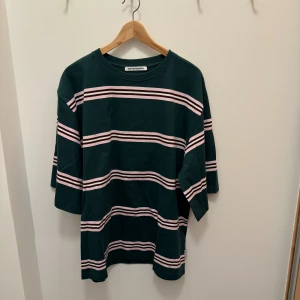 T-shirt från MARTIN ASBJØRN - En overszided T-shirt från MARTIN ASBJØRN. 