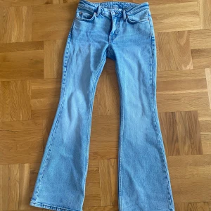 Oanvända weekday-jeans, modell FLAME  - Säljer mina helt nya jeans från weekday. De är helt oanvända men tyvärr för små för mig. Lappen är bortklippt så kan därav inte lämna tillbaka dem. Otroligt snygg modell, jag själv kommer köpa ett nytt par fast i större storlek. (Nypris 590kr)