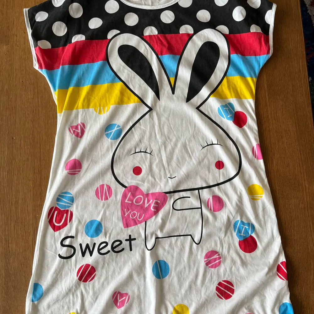 Supersöt nattskjorta/T-shirt/klänning Ny endast uppackad. Längd 75 cm Vidd under armhåla 53 cm x 2 Vidd vid gult band 46 cm x 2. T-paidat.