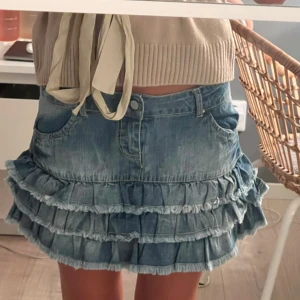 Jeanskjol med volang  - Finaste volangjeanskjolen!! Min favorit⭐️⭐️