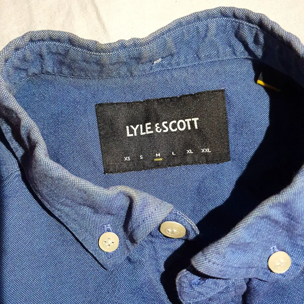 Väl omhändertagen Lyle & Scott skjorta som hängt i garderoben för det mesta. Använd ett fåtal gånger . Skjortor.