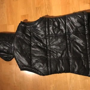 Adidas väst - Äkta Adidas väst inte mycket andvänd. Köpte den på humana för 400kr. Pris kan diskuteras❤️