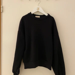 Svart tröja  - En svart basic tröja från Gina tricot, den är sparsamt använt och har inga defekter💗