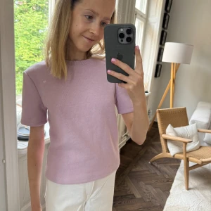 Lila t-shirt från Zara - aldrig använd, prislapp kvar. 