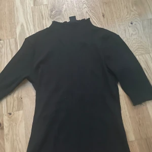 Svart elegant tröja  - Fin, elegant tröja som passar fint med kostymbyxor 
