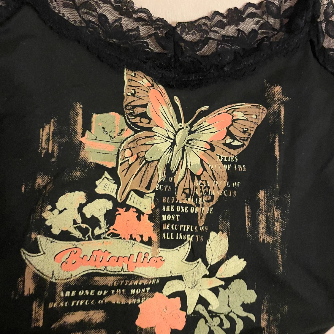 Svart linne med fjärilsmotiv och spetsdetaljer - 90