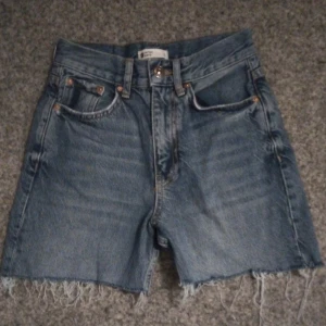  Blåa jeans shorts  - I använt skick , sparsamt använda 😊 Hela och rena och fräscha och finna 😊