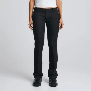 Lowwaist kostymbyxor  -  Lowwaist bootcut kostymbyxor från bikbok i stl 34. Knappt använda i väldigt bra skick. Skriv ifall ni vill ha fler bilder❤️