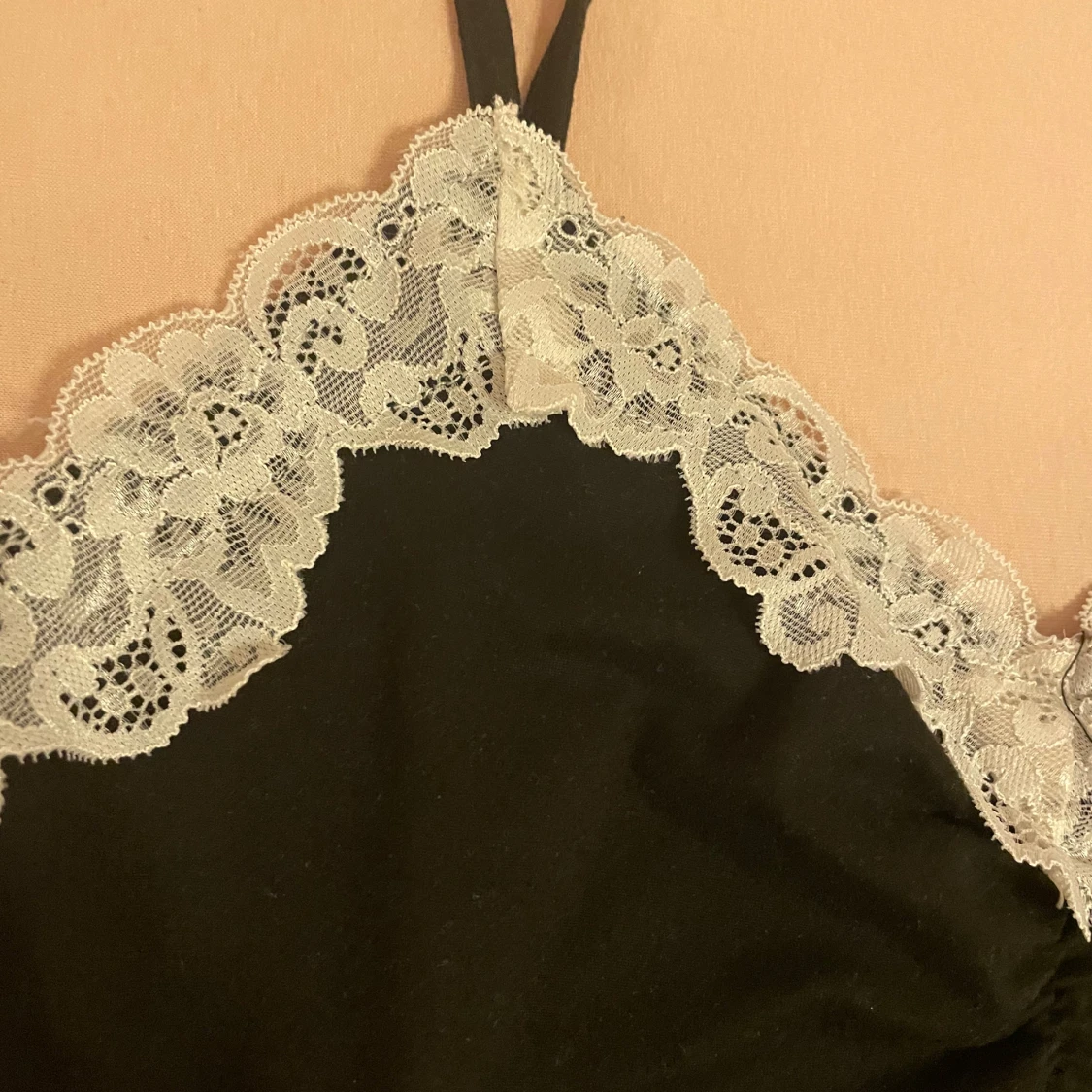 Svart linne med spetsdetaljer - 90
