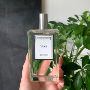 The essence valute - 933 - Blind köpte denna ihop med andra två parfymer. Luktar som Delina. 100ml endast testad. Går att få paketpris, bara att skriva🌸