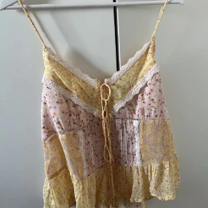 Sommartopp - Fin sommartopp med knytning framtill 💛