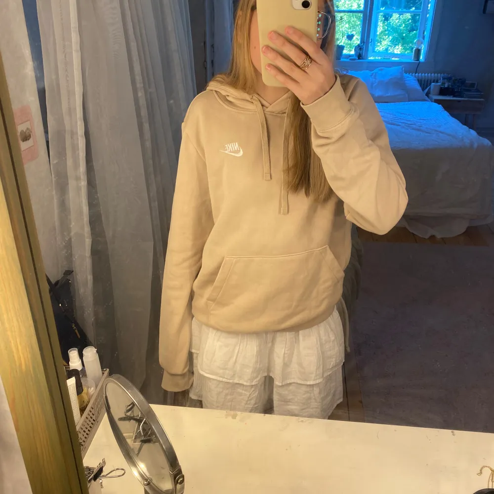 Jag säljer min beigea Nike hoodie för 600kr. Har använt den kanske 3 gånger. Det är inget fel på hoodien utan jag känner att jag inte haft nån användning av den. Har ni några frågor kan ni kontakta mig! 😊. Hoodies.