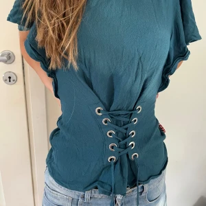 Topp  - Korsettaktig topp super fin till sommaren 