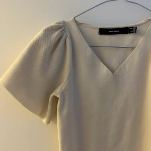 Topp från vero moda - Så fin beige topp från vero Moda. Bara använd en gång så säljer den då den inte kommer till användning 