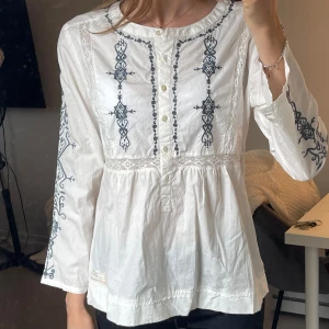 Odd Molly blus - En superfin vit odd Molly blus med detaljer. Använd 1-2 gånger och är i storlek 1