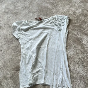 Fin tröja💋 - Snygg vit tröja men detaljer på Axeln🫶  är i storlek s- m, skriv för mer info!