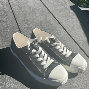 Converse  - Skor som jag använt några få gånger som inte kommer till användning. Är i bra skick. 