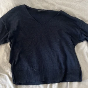 V-ringad Små-stickad Tröja - Köpt second hand men i bra skick! Den har två ”slittar” på sidorna, och är i storlek L, men jag som S använder som oversized! Skriv vid frågor💗💗