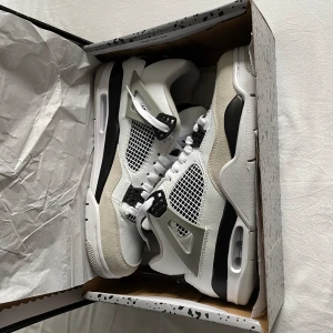 Jordan 4 Military Black - Testat en gång, storlek 44, säljer pågrund av att ha bytt stil.