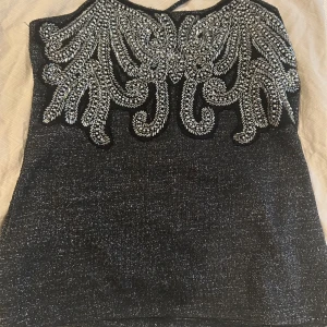 Mango topp🌟🌟 - Superfin topp från mango. Superskick och superfin vardagligt men också till lite finare evenemang. Storlek M men jag skulle säga att den passar S och XS också❤️