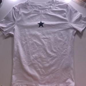 Tryckt stjärnmönster kortarm t-shirt - Den är ny har ej använts