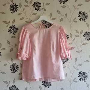 Zara basic, rosa tröja, Strl: M - Zara basic rosa topp, storlek medium, med delvis öppen rygg samt knytband i bak och vid ärmslutet. Bra skick - se bilder! Det går bra att använda "köp nu" knappen.