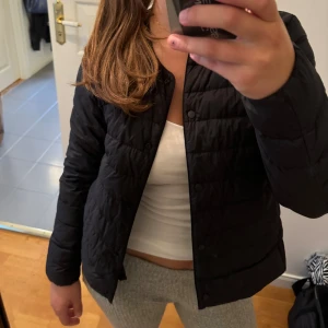 Uniqlo jacka - Jättefin Uniqlo jacka som tyvärr inte kommer till användning. Helt ny, knappt använd. Har knappar och är strl S. 600 + frakt. Nypris 800. I och med skick och nypris är pris inte prutbart!