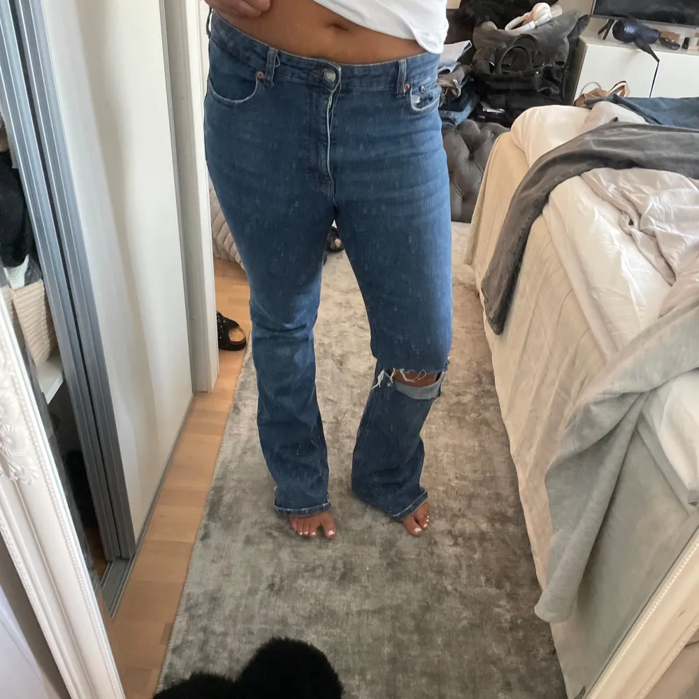 Snygga jeans från zara med ett hål! I storlek 42! . Jeans & Byxor.