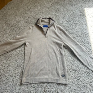 Jack and Jones half zip - Snygg tröja i bra skick som passar till allt.