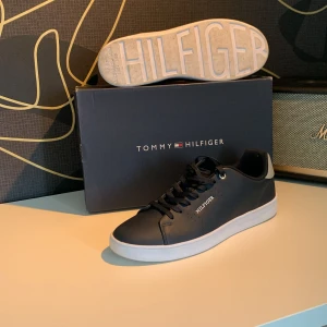 Tommy Hilfiger skor  - Tommy Hilfiger-skor, storlek 44 - Endast använda en gång  Jag säljer ett par snygga Tommy Hilfiger-skor i storlek 44 som bara har använts en gång. Skorna passar perfekt och är i nyskick. Anledningen till att jag säljer dem är att jag har ändrat stil.