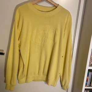 Gul Lacoste Sweater - Lacoste sweatshirt / Jumper Långärmad Ljusgul Bra skick, enligt bilder