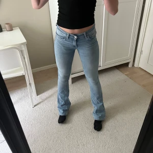 Lågmidjade jeans - Lågmidjade jeans fårn Lager 157, modell Low boot. De är i mycket bra skick. De passar mig som är nästan 170cm. 