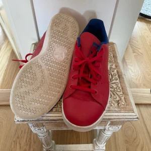 Adidas Stan smith - Har andvänt skorna 1 gång och har växt ur dom.