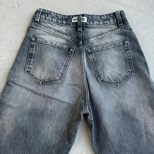 HOPE, Land jeans - Vintage black - Använda och något mer slitna i slitningarna som är på designen. Mest baktill i hälen. Annars en otrolig snygg modell och har mycket mer att ge. Men passar dessvärre inte mig längre. 