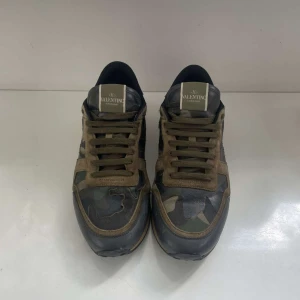 Valentino rockrunners - Säljer mina valentino rockrunners i super bra skick, används fåtal gånger. Box, dustbag och allt OG kommer med vid köp . Skorna är i storlek 42,5