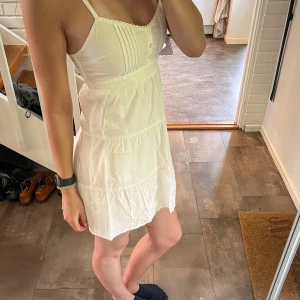 Hollister klänning - Supersnygg Hollister klänning köpt för ca 800kr🥰 Strl S inte använd så mycket så fint skick. 