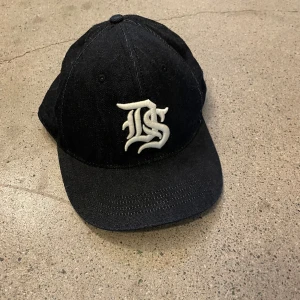 Ralph Lauren keps  - Tja! Säljer denna sjukt feta Denim & Supply RL kepsen i jeans material med häftiga detaljer! Kepsen är i mycket bra men använt skick. Säljes för endast 399kr! Hör av er om ni har några frågor eller funderingar!