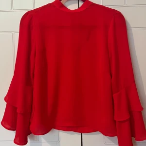 Gina Tricot blus - Röd Gina Tricot blus som man knyter där bak💕 Orginalpris: 400kr (slutsåld överallt). Mesh-material.