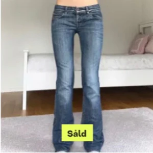 Hugo boss jeans - Supersnygga jeans som tyvärr inte passar mig, första bilder är från tjejen jag köppte dom av. Midjemått: 40cm Innerbenslängd: 82cm Skriv om du har frågor!!