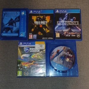 Säljer för jag spelar inte längre - Den är i okej skick funkar