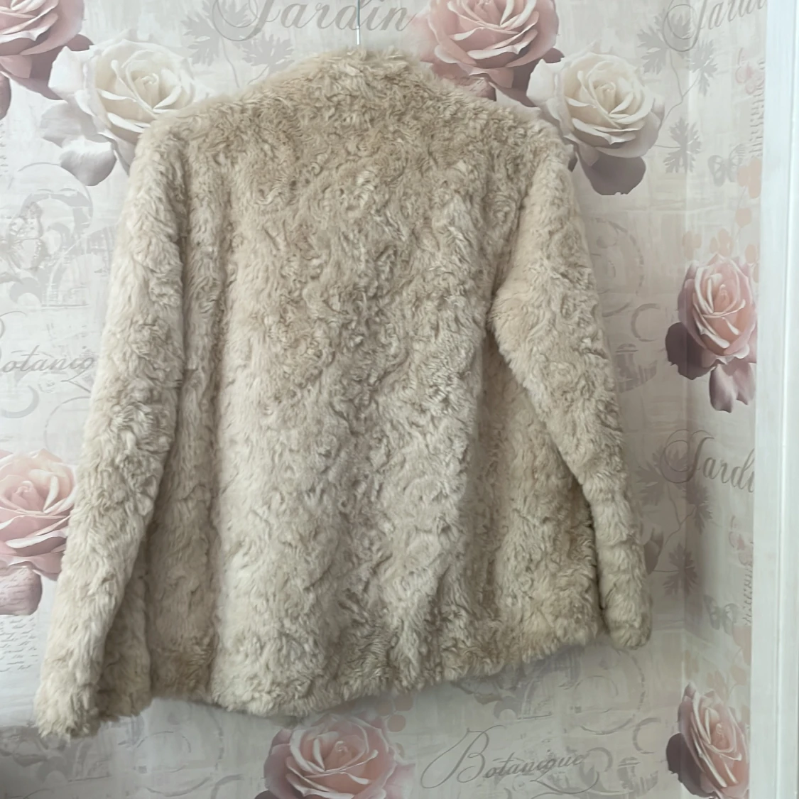 Beige pälsjacka från KappAhl - 92