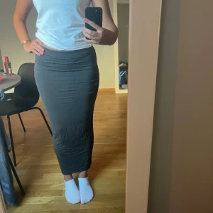 Grå tajt kjol - Grå tajt kjol från Gina tricot, helt ny aldrig använd 🎀