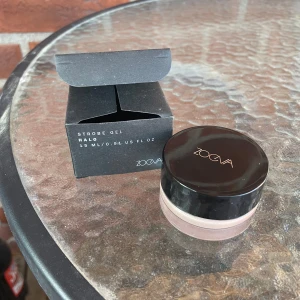 Zoeva Strobe gel highlighter. Färg: Halo. Ny i kartong - Se bilder :)