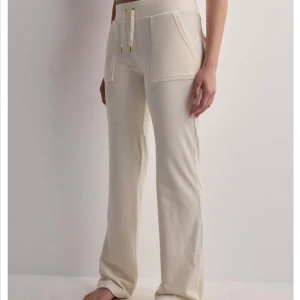 Juicy couture  - Säljer mina jätte fina juicy couture mjukisbyxor i storlek S, har använt de 2 gånger, ny pris 1200kr, pris kan diskuteras, skriv vid frågor 