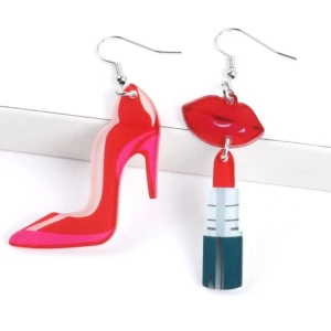 Örhängen med röd högklackad sko och läppstift Nya & oanvända Ovanliga Feminina Blickfång Bundlerabatt  - Säljer ett par unika örhängen med motiv av en röd högklackad sko och ett rött läppstift. Skon är knappt 7 cm lång och 2,7 cm bred. Läppstiftet 7,3 cm långt och 2,2 cm brett. Material: rostfritt stål och plast. Lätta att bära.En färgglad, lekfull touch till din outfit och ett solklart blickfång!