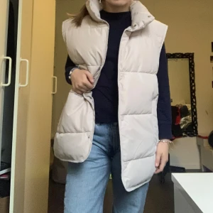 Beige väst - En beige väst ifrån H&M i storlek M 🩷 Oanvänd och i bra skick!