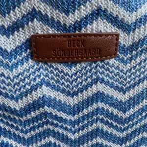 Blå och vit shoppingväska från Beck Söndergaard - Så najs väska från Beck Söndergaard. Helt nyskick och man får plats med allt, dator osv så perfekt för skolan🤍