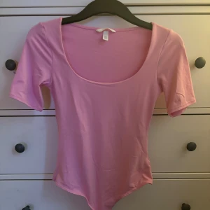 Body från H&M i storlek XS - Rosa body från H&M. Använt några gånger. 