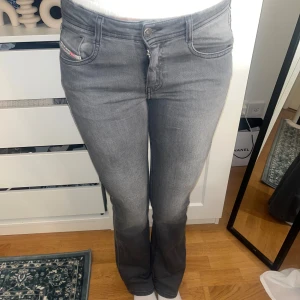 Diesel jeans  - Ett par grå dieseljeans köpta på zalando för 1600kr. Skitsnygga men måste tyvärr sälja då de inte sitter så snyggt på mig. Jeansen är i storlek W28 L28, midjemåttet är 40cm rakt över och innerbenslängden 84cm💓💓