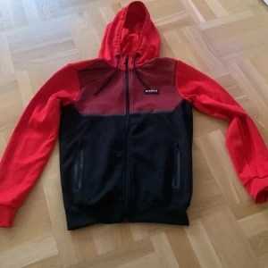 Svart/röd Mckenzie zip hoodie, stl S - Sparsamt använd i nyskick svart/röd Mckenzie zip hoodie stl S